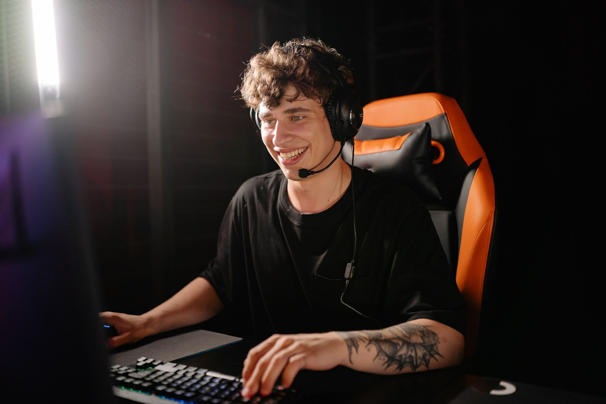 Man wearing a headset during a one-to-one KIKIN video chat